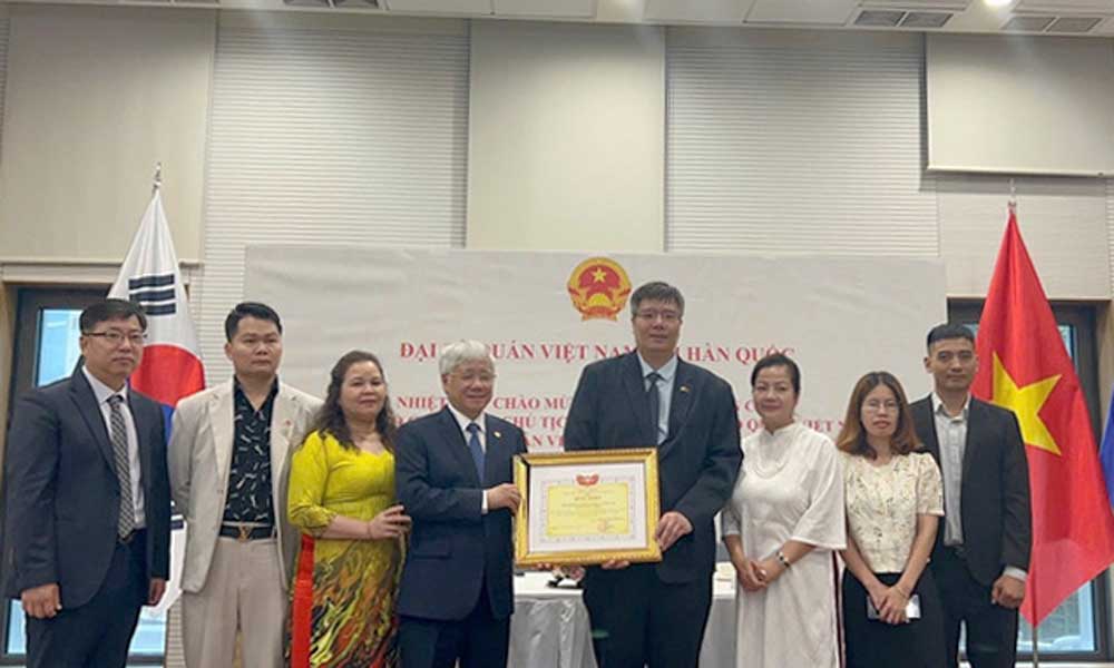 Viet Nam Fatherland Front Central Committee President Do Van Chien works with VKBIA